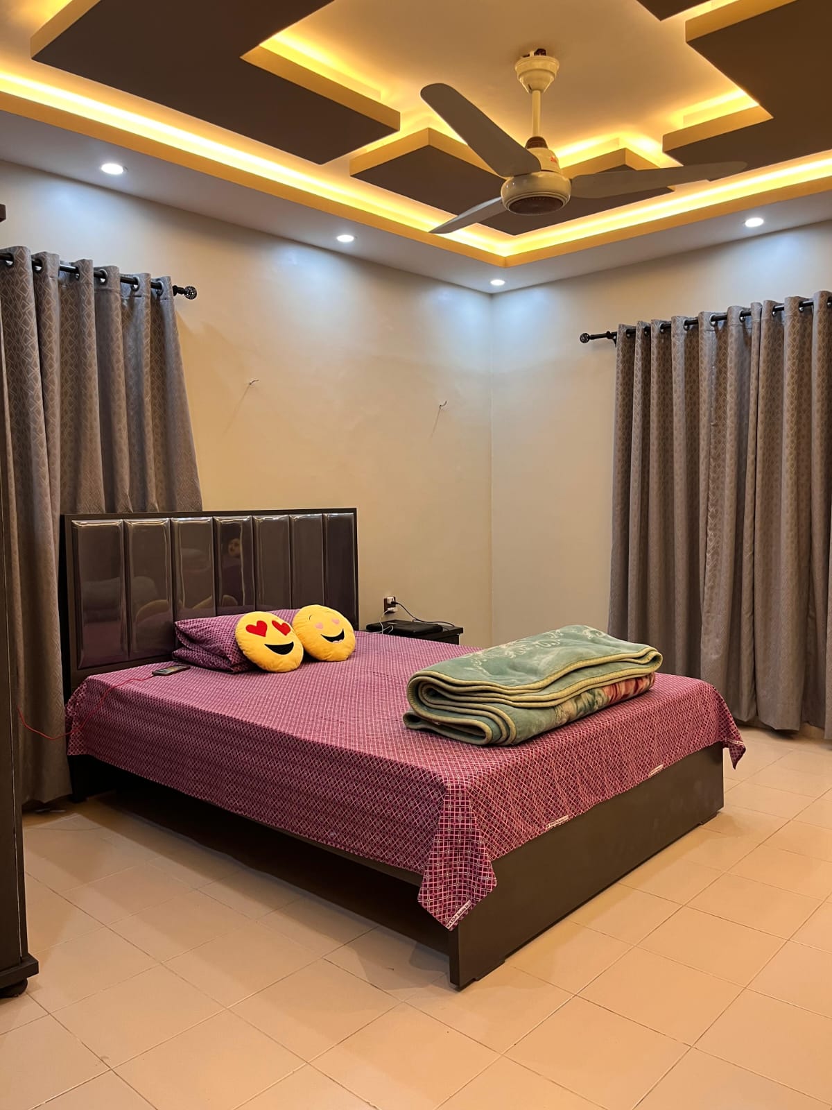 Modern bedroom interior with false ceiling and premium finishing by Etminaan Services.